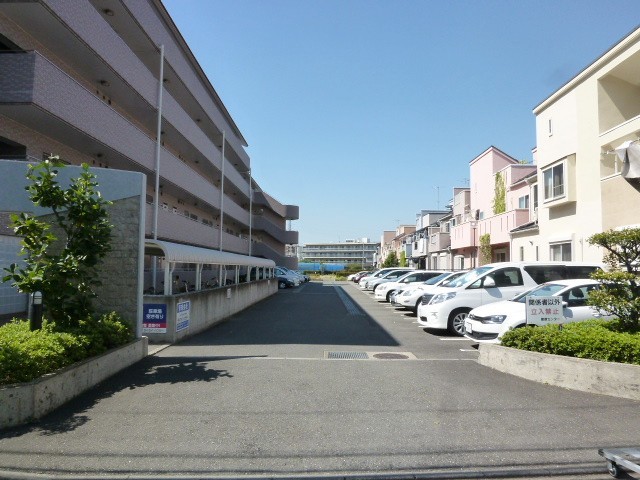 ファミール元住吉 駐車場空き御座います☆
