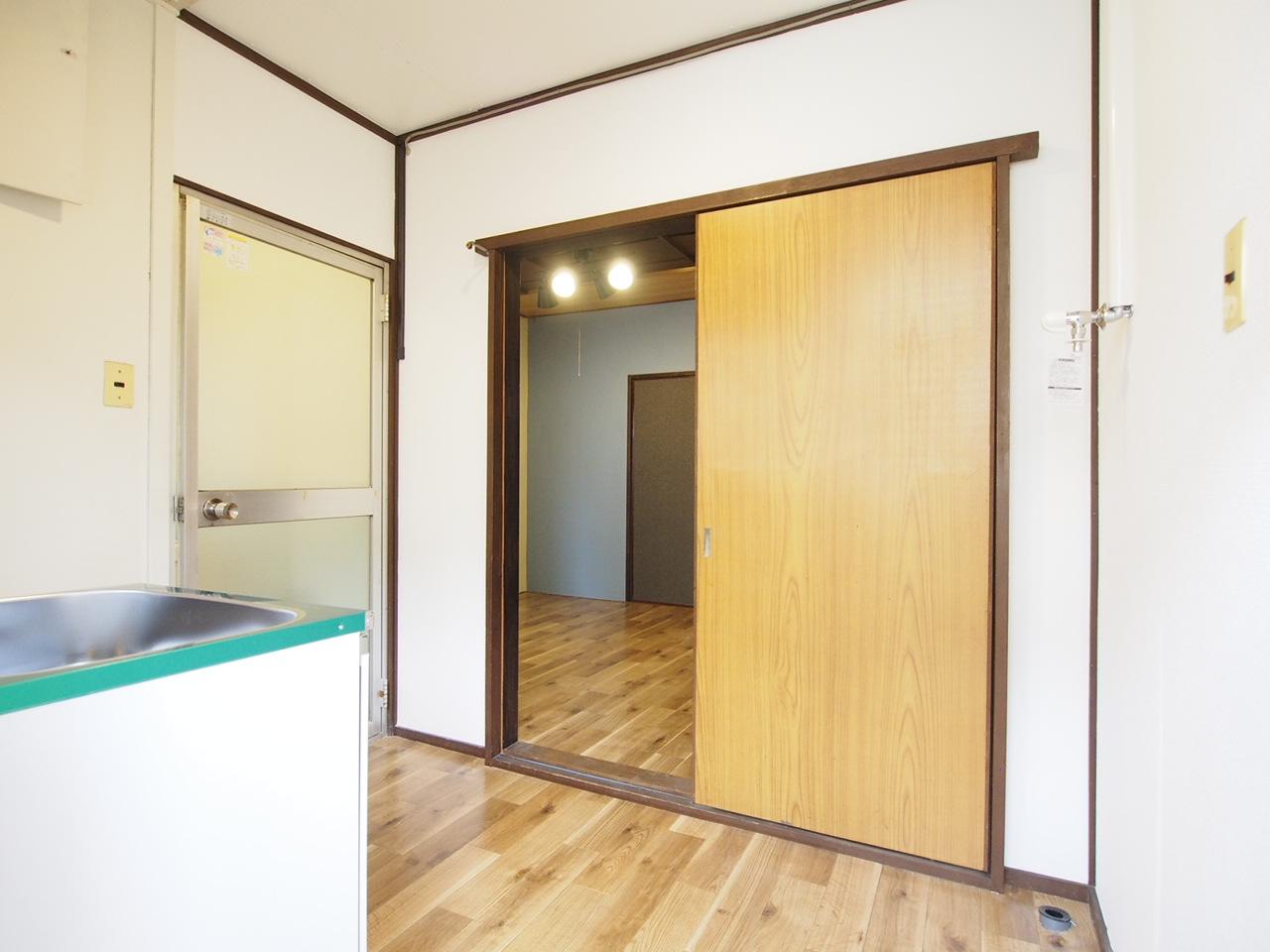 松本荘103号室 玄関から見た室内です