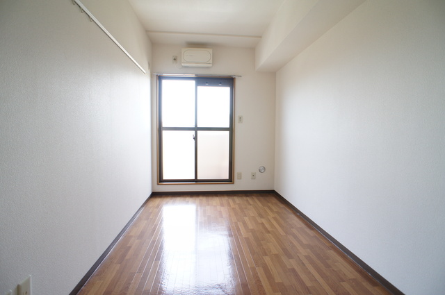 グランドゥール八千代 こちらのリビングで趣味の時間をお楽しみください