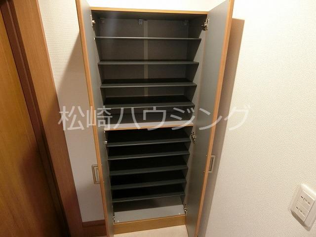 charcoal house 玄関