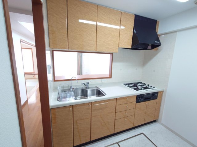 ライオンズガーデン戸田公園 リビングが見渡せるキッチン！床下収納有、クロス＆フロア新規