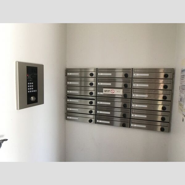 ジ・エレガンス城山 オートロックと集合ポストです。