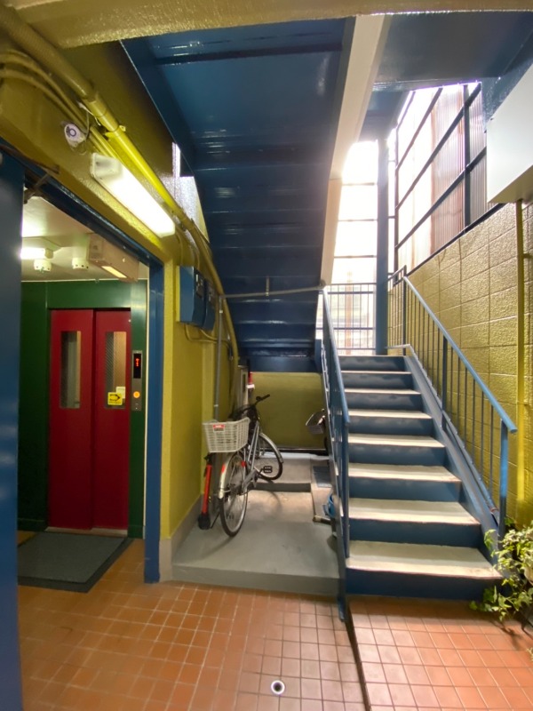 市川ビル エントランス