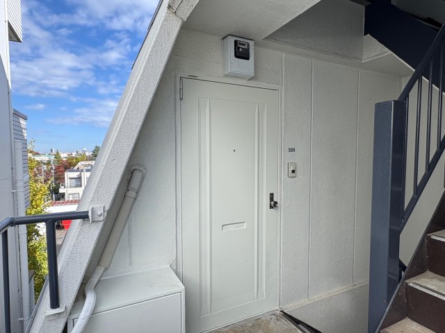 小林マンション501号室 ペントハウス風501号室入口