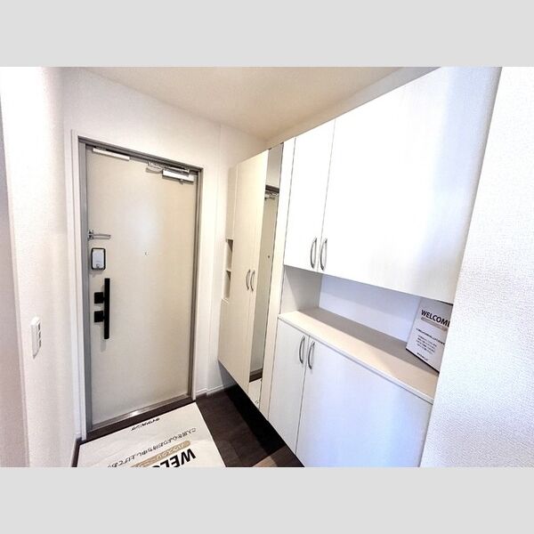ロイヤルクレスト六号館303号室 玄関