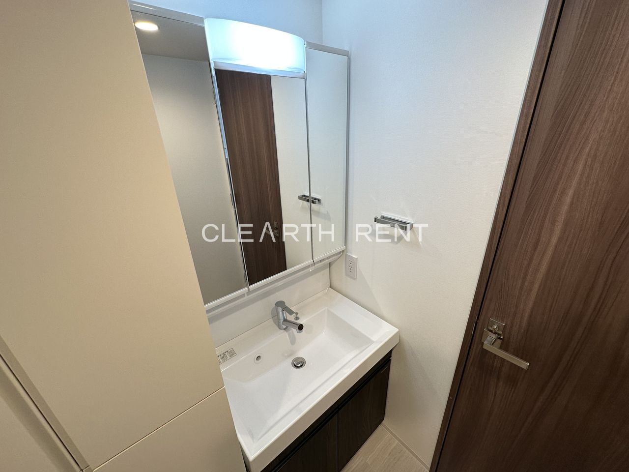 コンシェリア池上 ＴＨＥ ＲＥＳＩＤＥＮＣＥ キャビネット付3面鏡で収納スペース確保