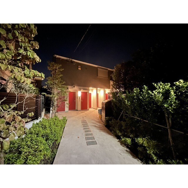 パークアレイ井荻201号室 ライトが多く、夜も明るい雰囲気です