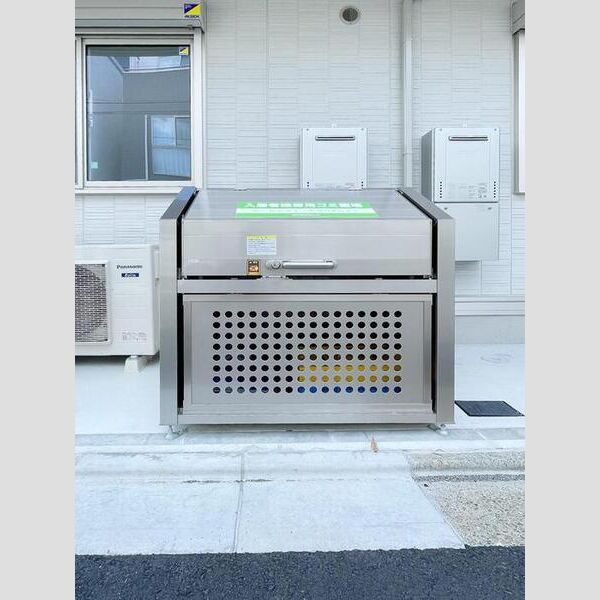 ウィンドテラス千住緑町303号室 ゴミストッカー