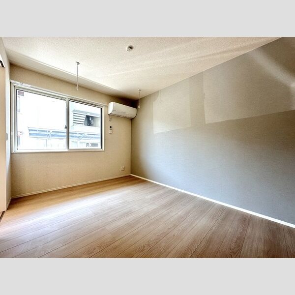 グランテージ海神E102号室 西側洋室