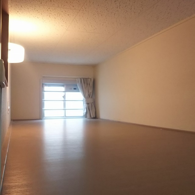 レオパレスマグノーリア217号室 小窓付きの快適なロフト空間♪