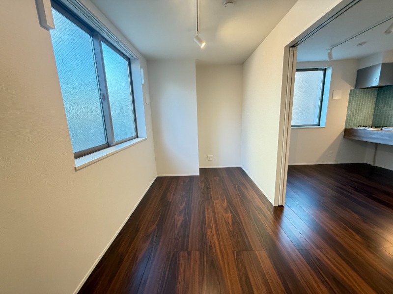 カーサ本木1階 窓が大きく明るいです