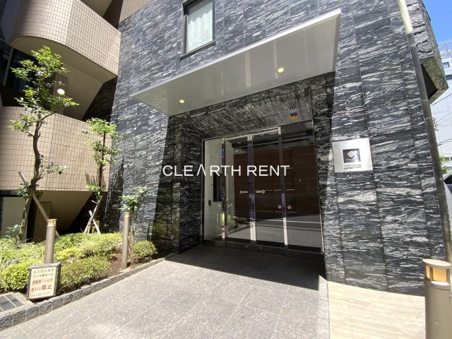 コンシェリア新橋 ＭＡＳＴＥＲ’Ｓ ＶＩＬＬＡ13階 御影石の重厚な雰囲気と緑が迎えてくれる上質なエントランス