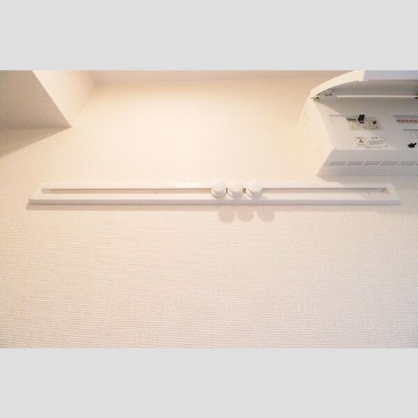 plume101号室 壁掛けレールハンガー(玄関)