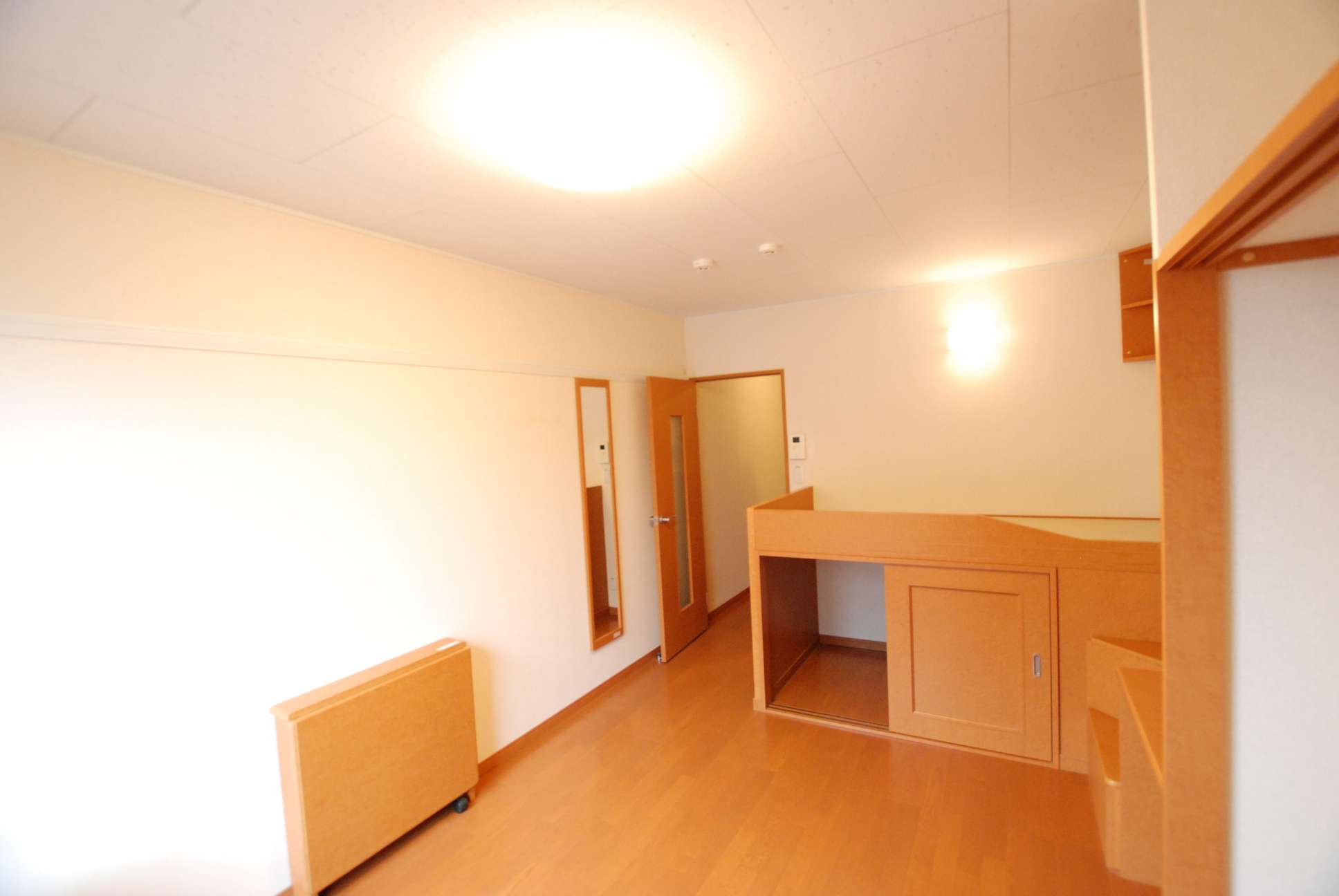 レオパレスエムエム 1階フローリング、2階カーペット