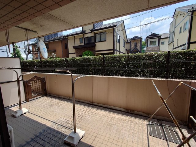 ライオンズガーデン戸田公園112号室 広々水道付きで通行人の目は垣根があるので気になりません♪