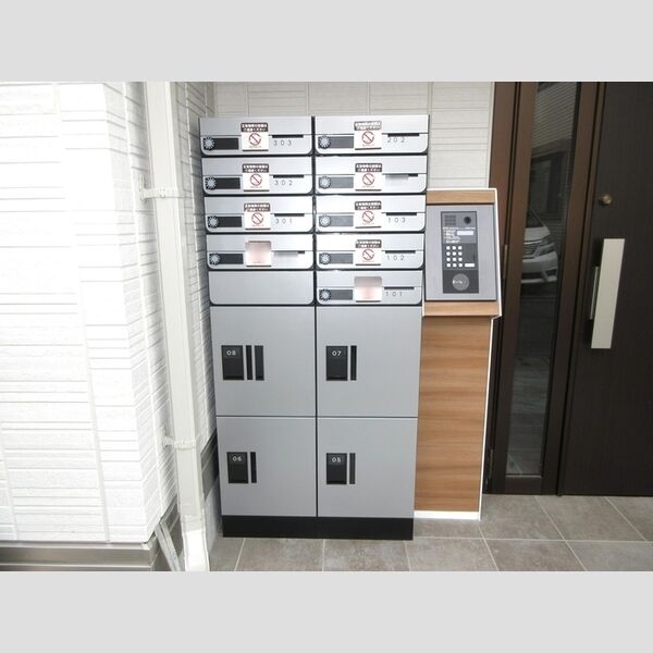 Blancheneige　A棟303号室 宅配ボックス・集合ポスト・ロビーインターホン