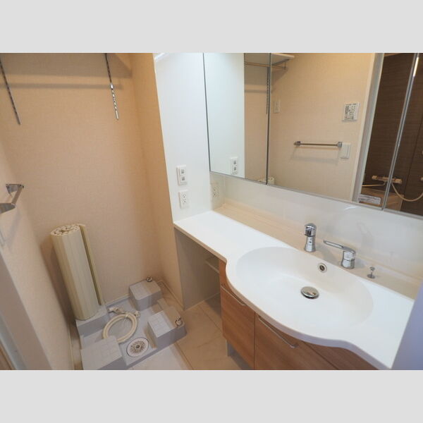 コンフォート新治 ワイドタイプの洗髪洗面化粧台、室内洗濯機置場