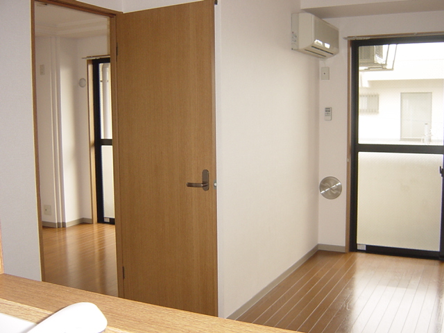 ガーデンリバティ201号室 リビング・洋室