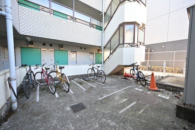 ハイタウン駒沢公園3階 駐輪場