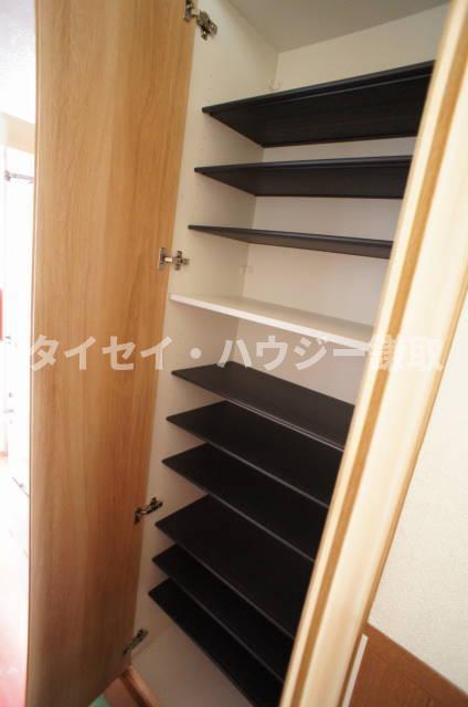 アーバンライフおゆみ野Ａ棟 広めの下駄箱です