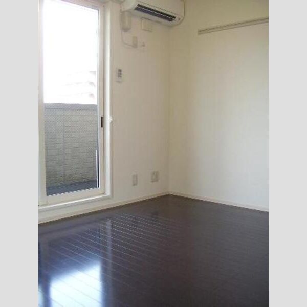 TREBINAウエスト 洋室(エアコン付)