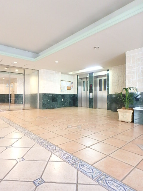 グランド・ガーラ横浜伊勢佐木町2階 監視カメラ付エントランス・エレベータ2基