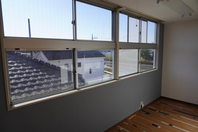 高明ビル302号室 周辺建物が2階建てなので、日当たり・眺望良好♪