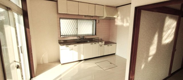 花見川区三角町戸建 陽当たり良好な広々としたリビング