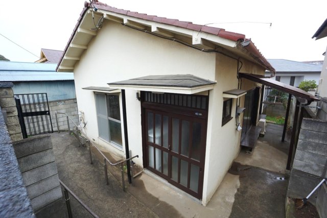 松戸市小金戸建 家のまわりのスペースに自転車を何台も停められます。