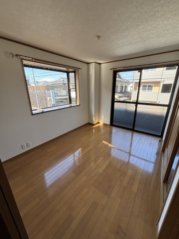 ランドステージ202号室 2面採光、出窓１つあり