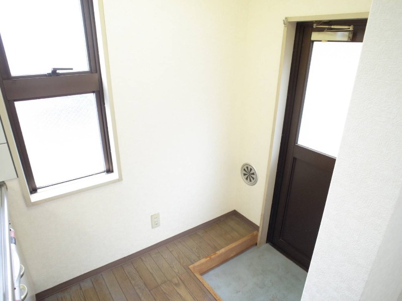 ドゥエル　イースト 玄関の他に勝手口があります