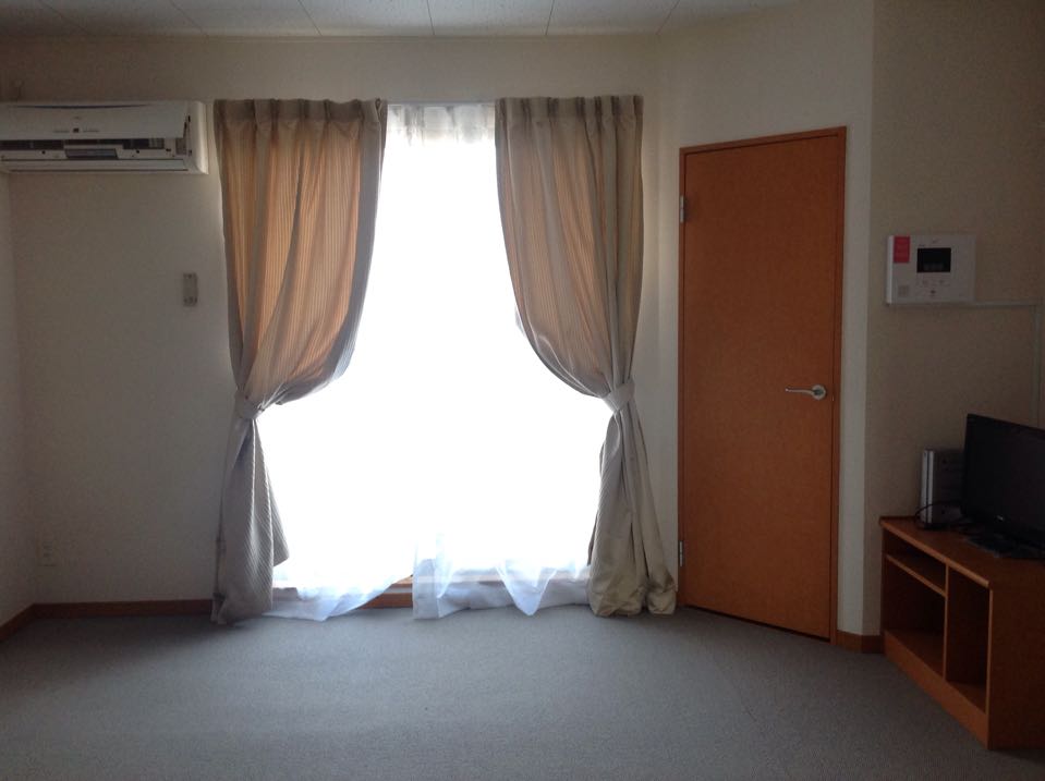 レオパレスコーポ弥生203号室 2階はじゅうたんで冬も暖か。