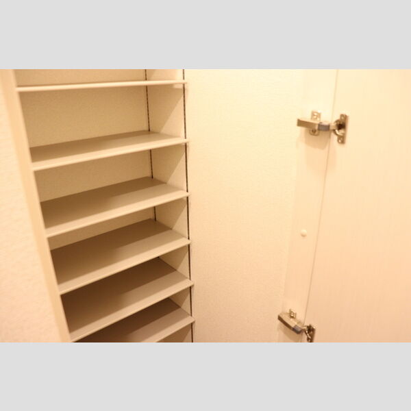 メゾン青井201号室 シューズクローク