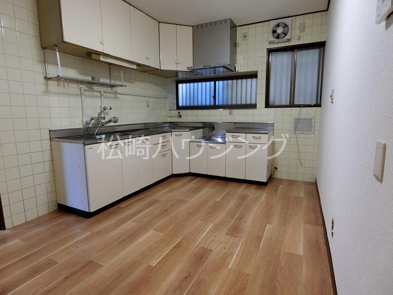 上高田1丁目9戸建 内観