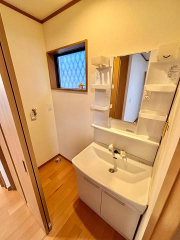 子猫と小川のスフレ 収納に困らない洗面台です♪