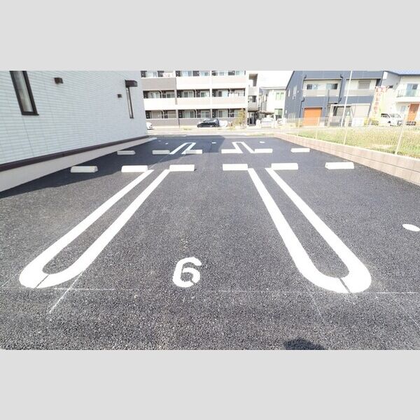 リヴィール　ソワⅢ 駐車場