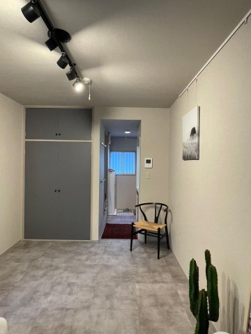 ヴィラクレイン102号室 室内はグレーのフロアタイルでシックな内装です。