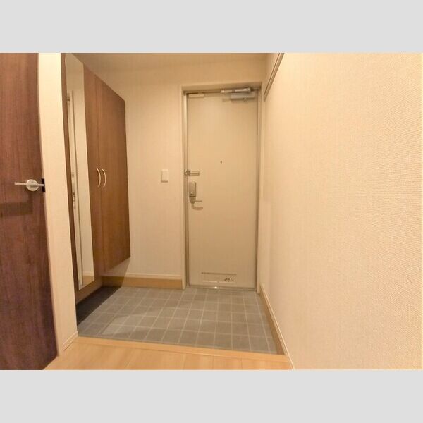 グレイスレジデンス中央102号室 玄関