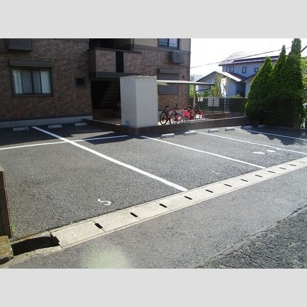 クリエール 駐車場