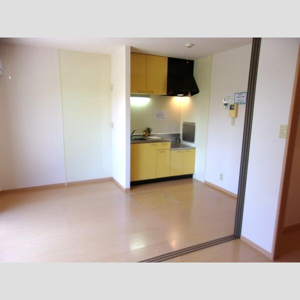 ローゼンハイム 洋間からのキッチン