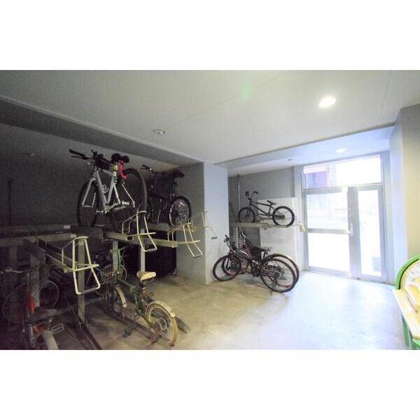 シャンブリーズ三越前602号室 駐車場