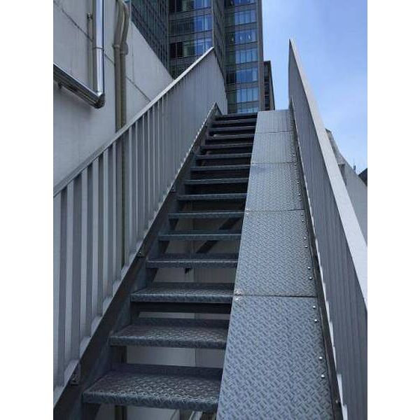 B-Wall神保町0601号室 自転車置き場へ続く階段