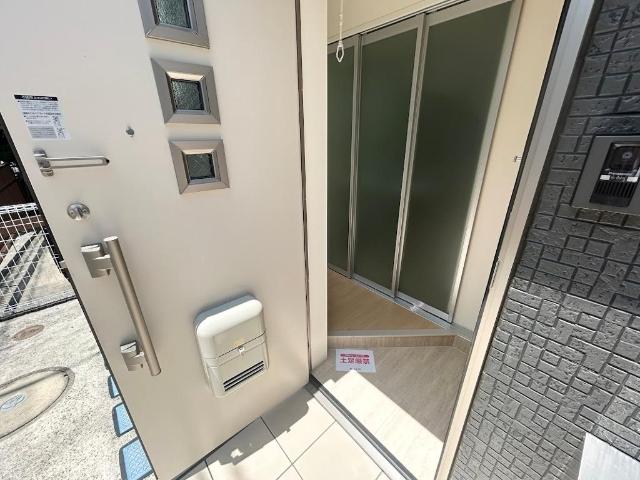 グレイシャス三田 玄関