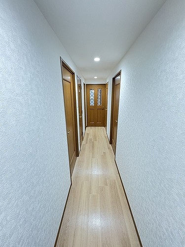 ライオンズステーションプラザ西船橋11階 廊下（共有部からの室内）　※2025年10月撮影