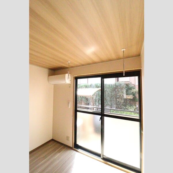 J・フローレ 洋室の室内物干し