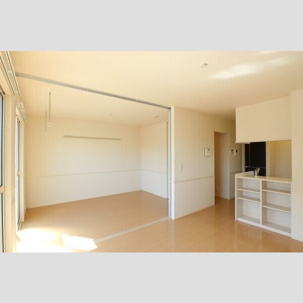 レスポワールアヤ リビングから洋室