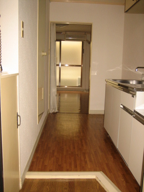 サンシティ１0202号室 玄関からキッチンスペース