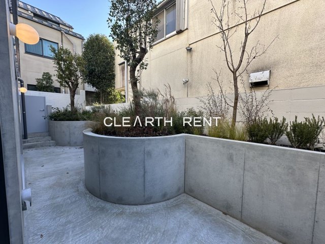 アスタルテ上原105号室 緑豊かなバルコニー