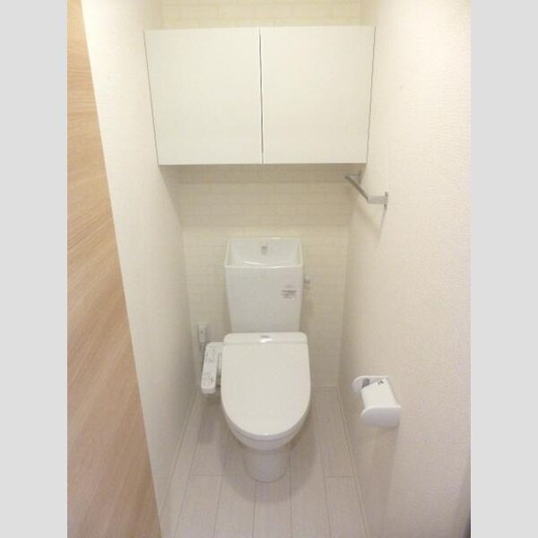 アンジュール高松203号室 トイレ温水洗浄便座