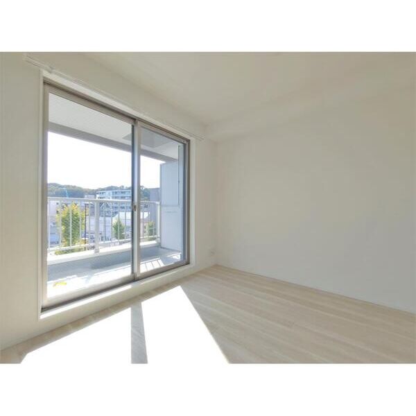 ブルーライトヨコハマ403号室 リビング